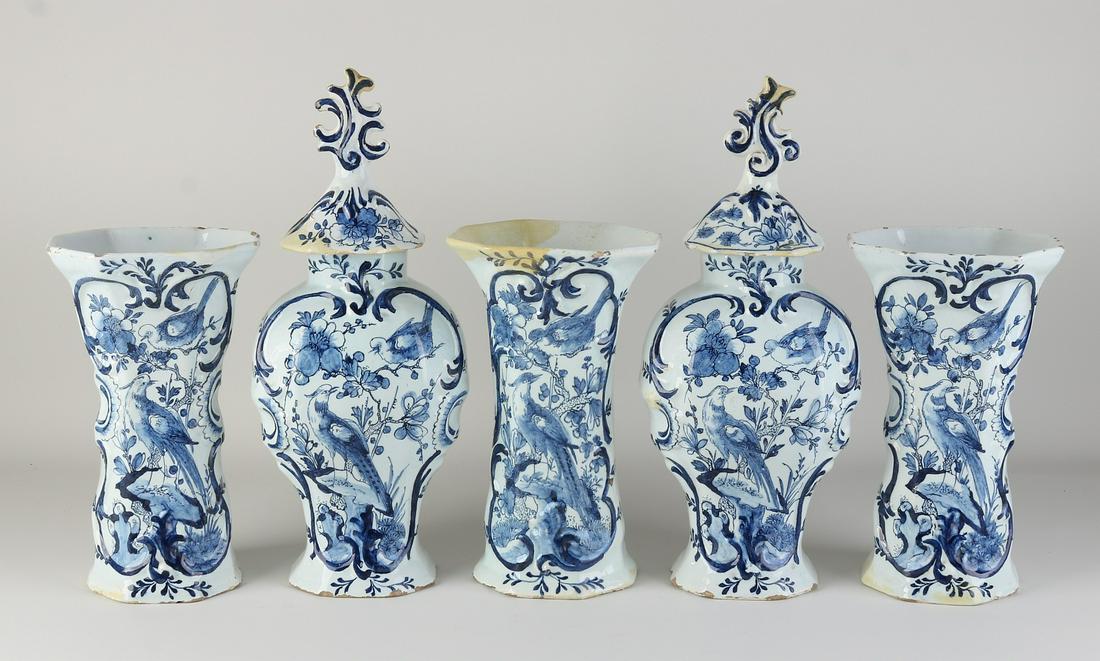 18th century five-piece Delft cabinet set: Five-piece, 18th century Delft Fayence garniture. Marked with the ax. Bird decor. Some restorations. Dimensions: H 22 - 39 cm. In good condition.