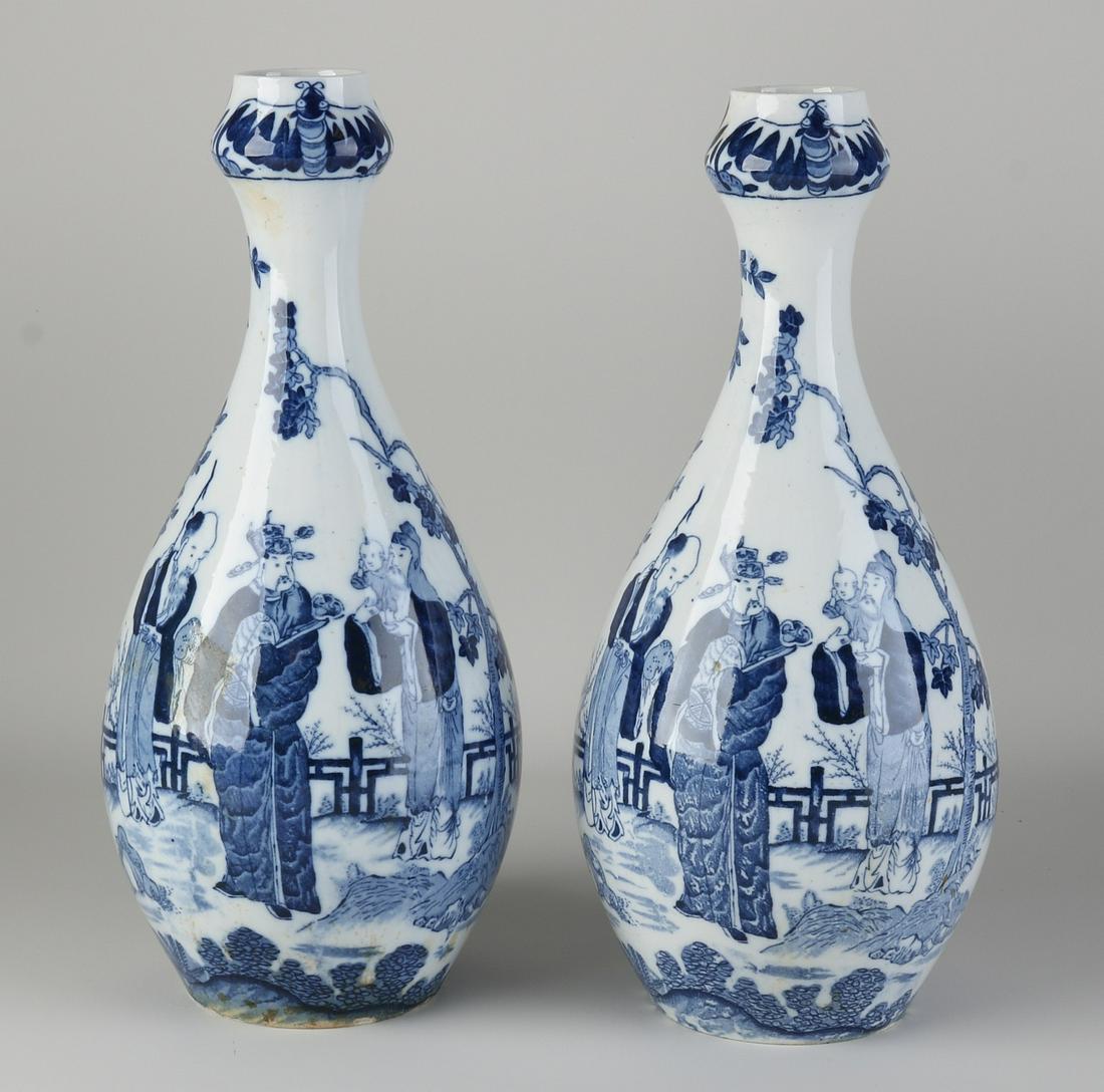 Two Delft knob vases, H 32 cm.: Two antique Delft knob vases with figures in garden decor. Chinoiserie. Circa 1900. Dimensions: H 32 cm. In good condition.