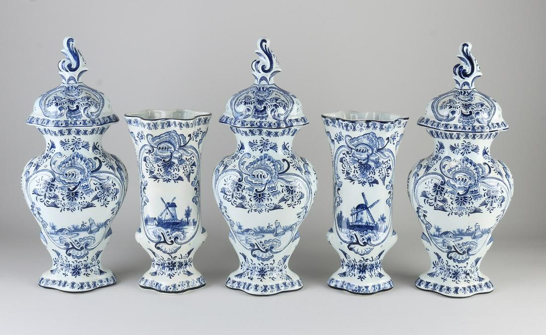 5-Piece Delft cabinet set: Antique five-piece Dutch Delft fayence garniture with floral/landscape decor. Circa 1900. Size: 25 - 35 cm. In good condition.