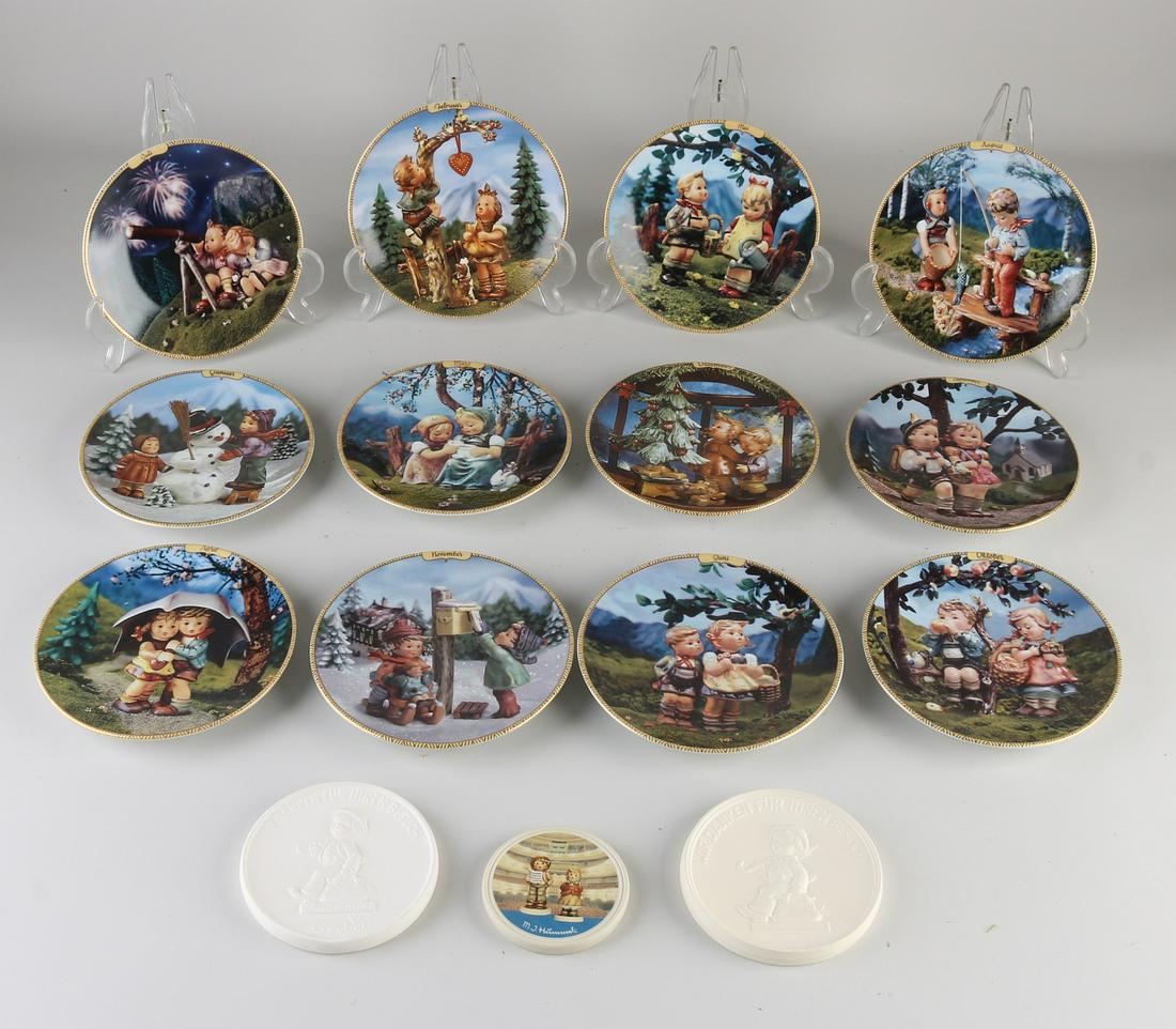 Lot Hummel (15x): Twelve parts Hummel. Consisting of: Twelve MJ Hummel porcelain wall plates. Children's Freuden der Jahreszeiten. And three MJ Hummel porcelain medallions. Second half of the 20th century. Dimensions: 