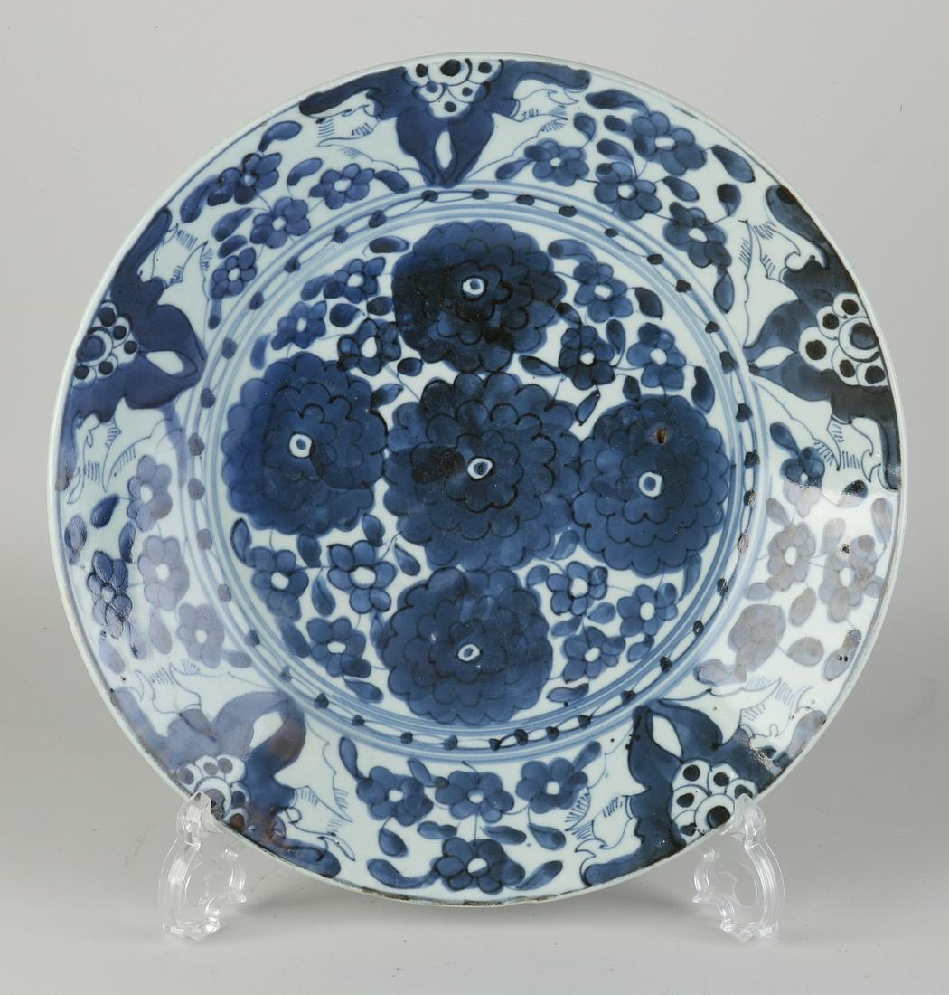 17th century Chinese or Japanese dish Ã˜ 29.5 cm.