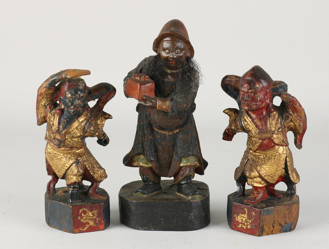 Three Chinese altar figures: Three 18th - 19th century Chinese woodcarved + polychrome altar figures with residual gilding. Dimensions: 15 - 19 cm. In fair/good condition.
