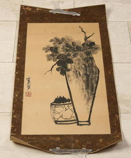 Niu Shihui, Chinese scroll painting: Antique Chinese scroll painting. Vase with plant. Signed Niu Shihui. Some folds. Black ink on paper. Dimensions: H 70 x W 40 cm. In fair/good condition.