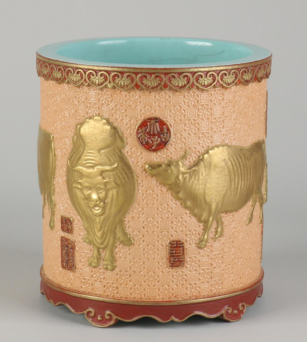 Chinese brush pot Ã˜ 12.6 cm.: Chinese porcelain brush pot with oxen/character characters and gold decor. With bottom mark. Dimensions: H 13.5 x Ã˜ 12.6 cm. In good condition.
