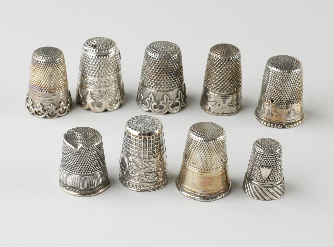 9 Silver Thimbles: Lot with 9 silver thimbles, various models, various contents. Total about 49 grams. In fairly good condition.
