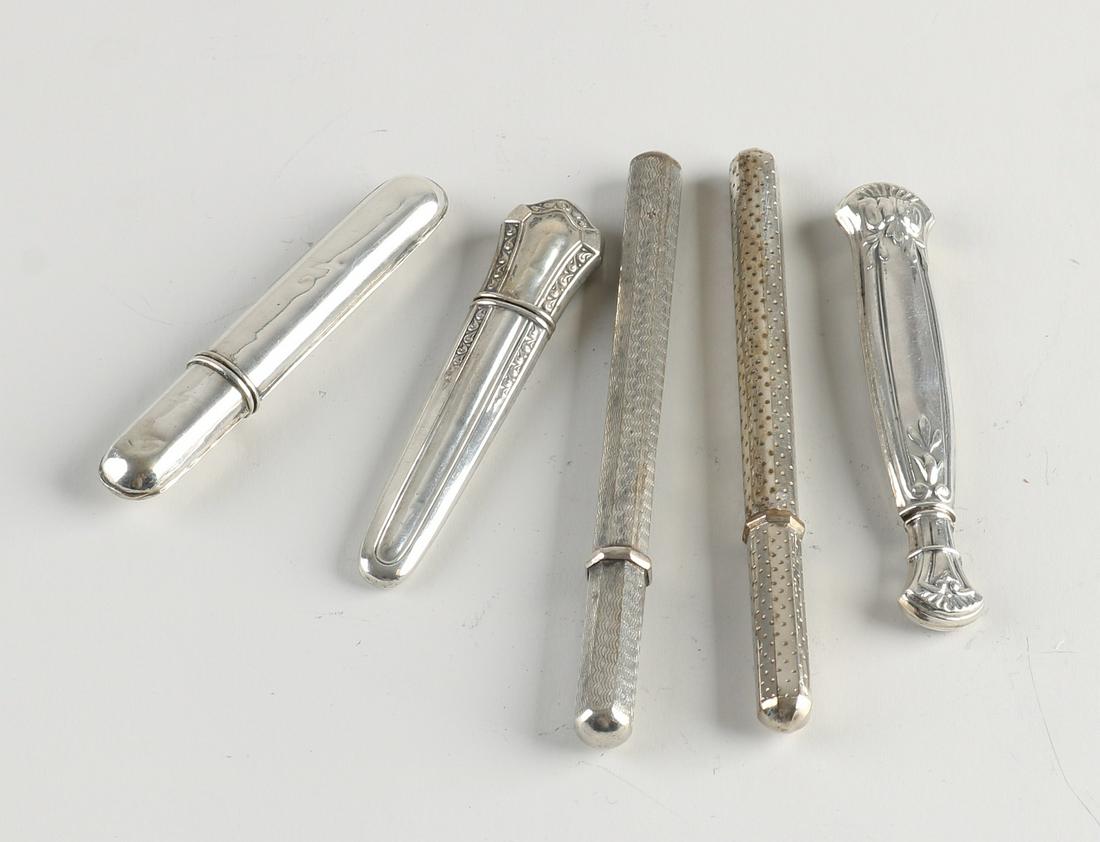5 Silver needle cases: Lot with 5 silver needle cases, 2 octagonal needle cases with guilloche finish, an oval needle case, and 2 contoured needle cases. Various levels. 6.5-10cm. Total about 35.1 grams. Some dents otherwis