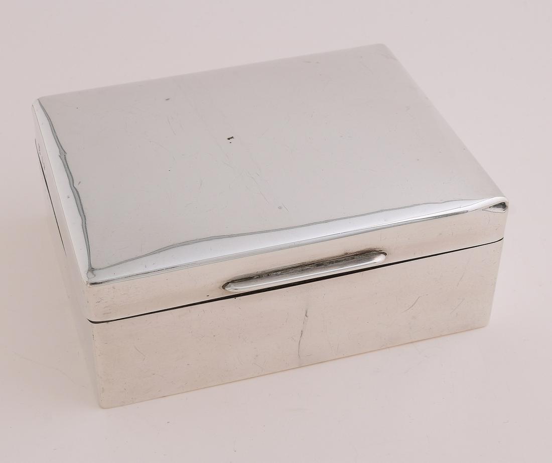 silver box: Silver box, 925/000. Rectangular box with hinged lid with wooden interior. 11.5x9x5cm. MT.: Richard Comyns, London, jl.: q:1931. Some small dents otherwise in good condition.