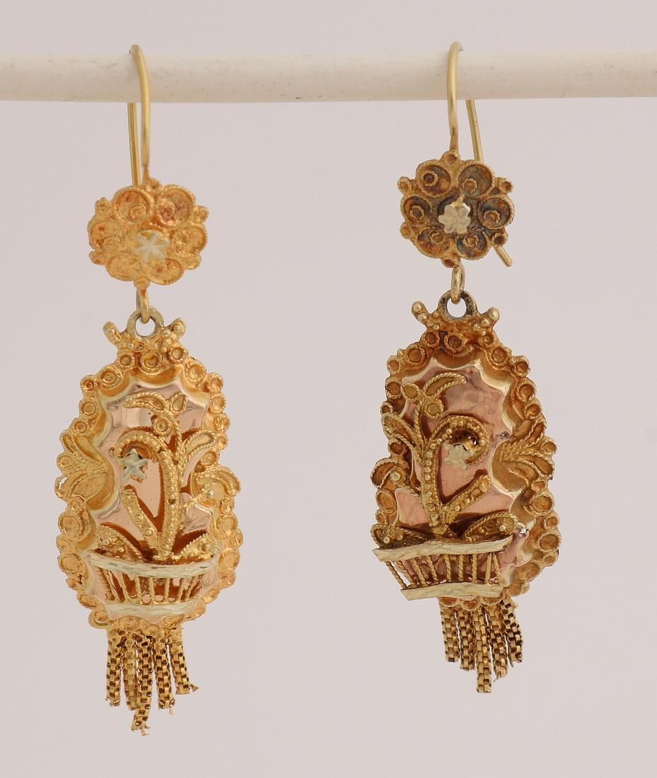 Gold earrings, hat bells: Beautiful yellow gold earrings, 585/000, hat bells with an oval contoured shape, decorated with a flower basket with floral decor and a beard. The brisures have a floral element. 5.5cm. about 5.0 gram