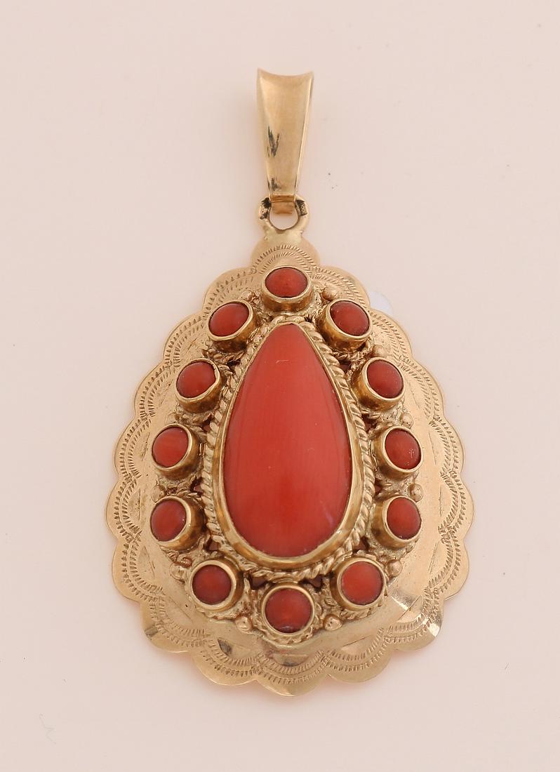 Gold pendant with red coral: Yellow gold pendant, 585/000, with red coral. Pear-shaped contoured rosette pendant in the center with a pear-shaped red coral cabouchon. The center stone is surrounded by a border with 12 round cabou