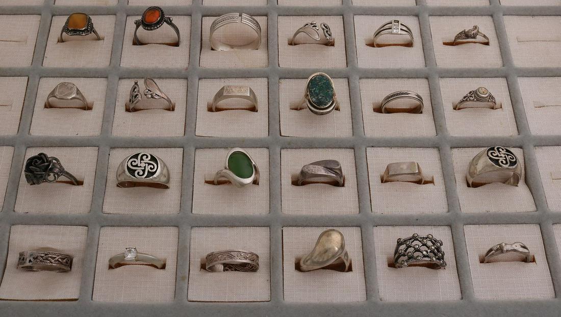 Lot with 24 silver rings: Lot with 24 silver rings, various models including zirconias, carnelian and jade. In reasonable condition. Total about 94 grams