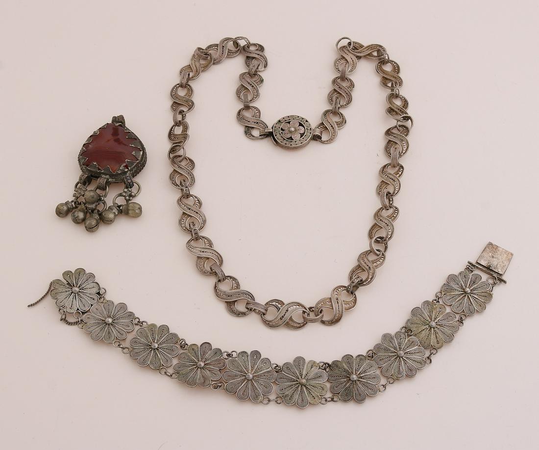 Lot of jewelry: Lot with various jewellery, including a silver, BWG, bracelet with flowers made of filigree, a necklace with eight-shaped links of filigree, BWG, and a pendant with agate.