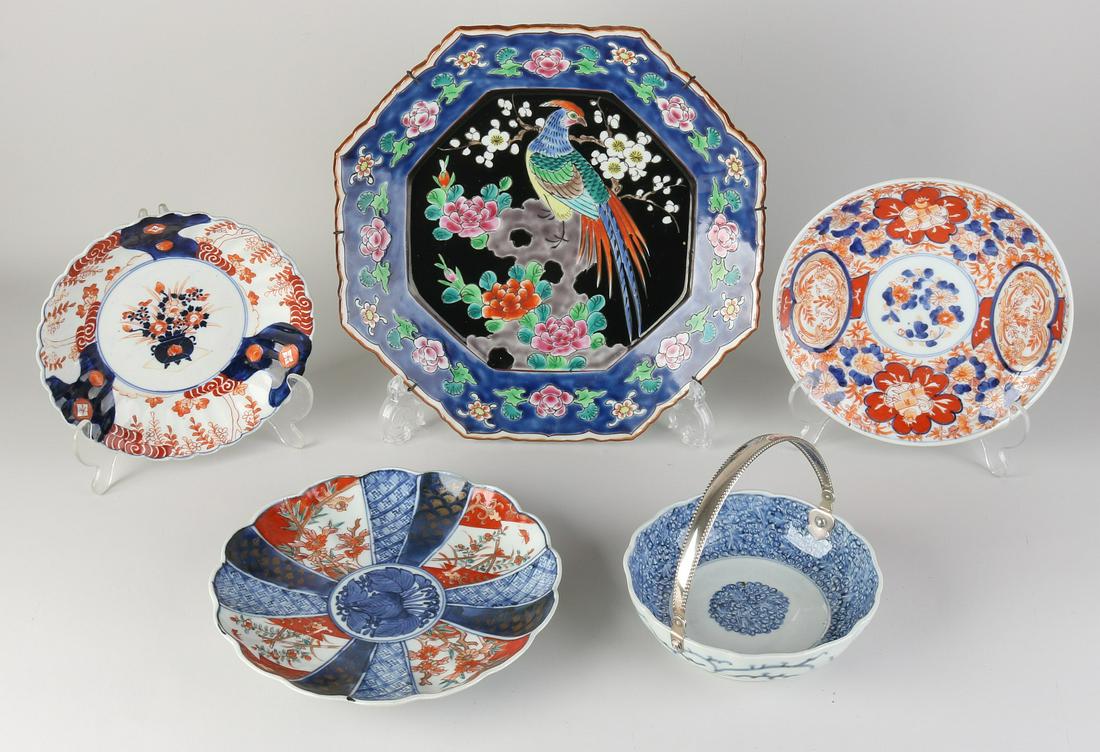 Lot of Japanese porcelain (5x): Lot of five parts antique Japanese porcelain. Consisting of: Three Imari plates, bowl with silver bracket and one octagonal plate. Dimensions: 15 - 29 cm. In good condition.