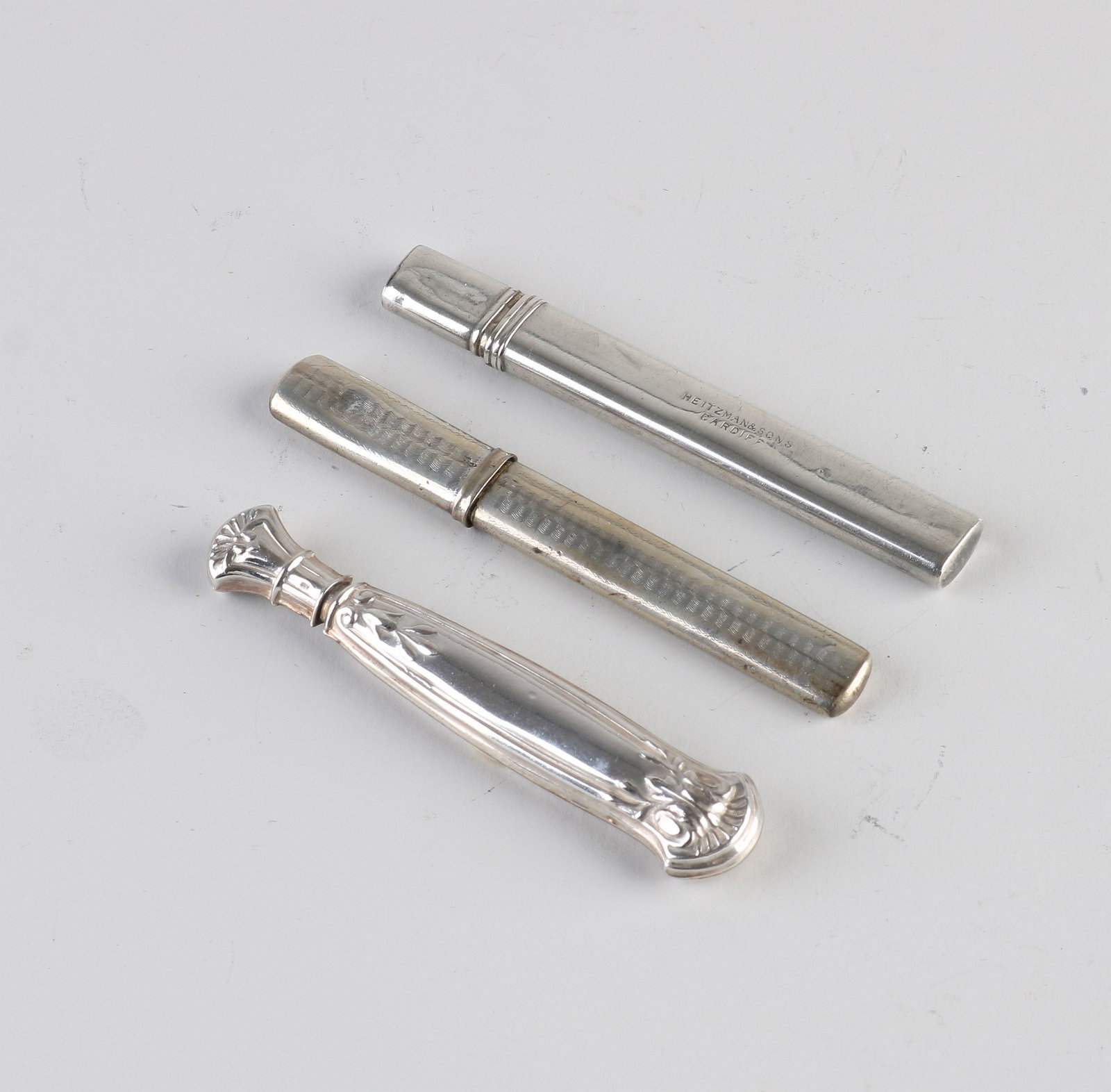 3 Silver needle case: Lot with three silver needle cases, 2 oval models, one with a guilloche finish, 833/000, slightly