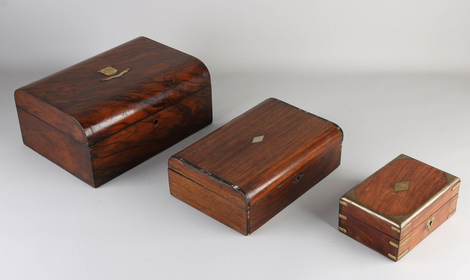 Three antique lidded boxes: Three antique lidded boxes. 1x Carrot Nuts + 2x Mahogany. Dimensions: 17 - 30 cm. In good condition.