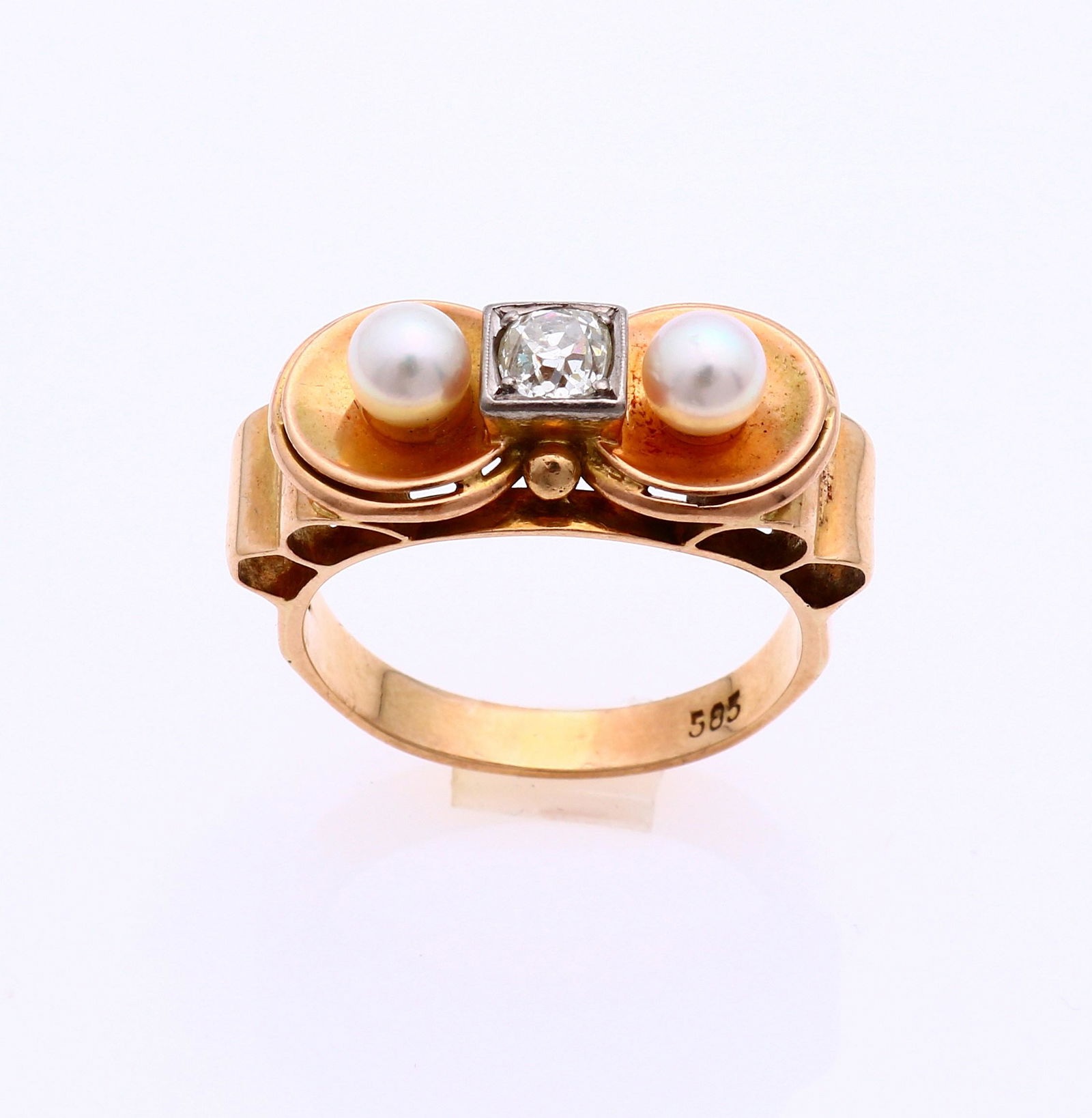 Gold ring with pearl and diamond (1 of 1)