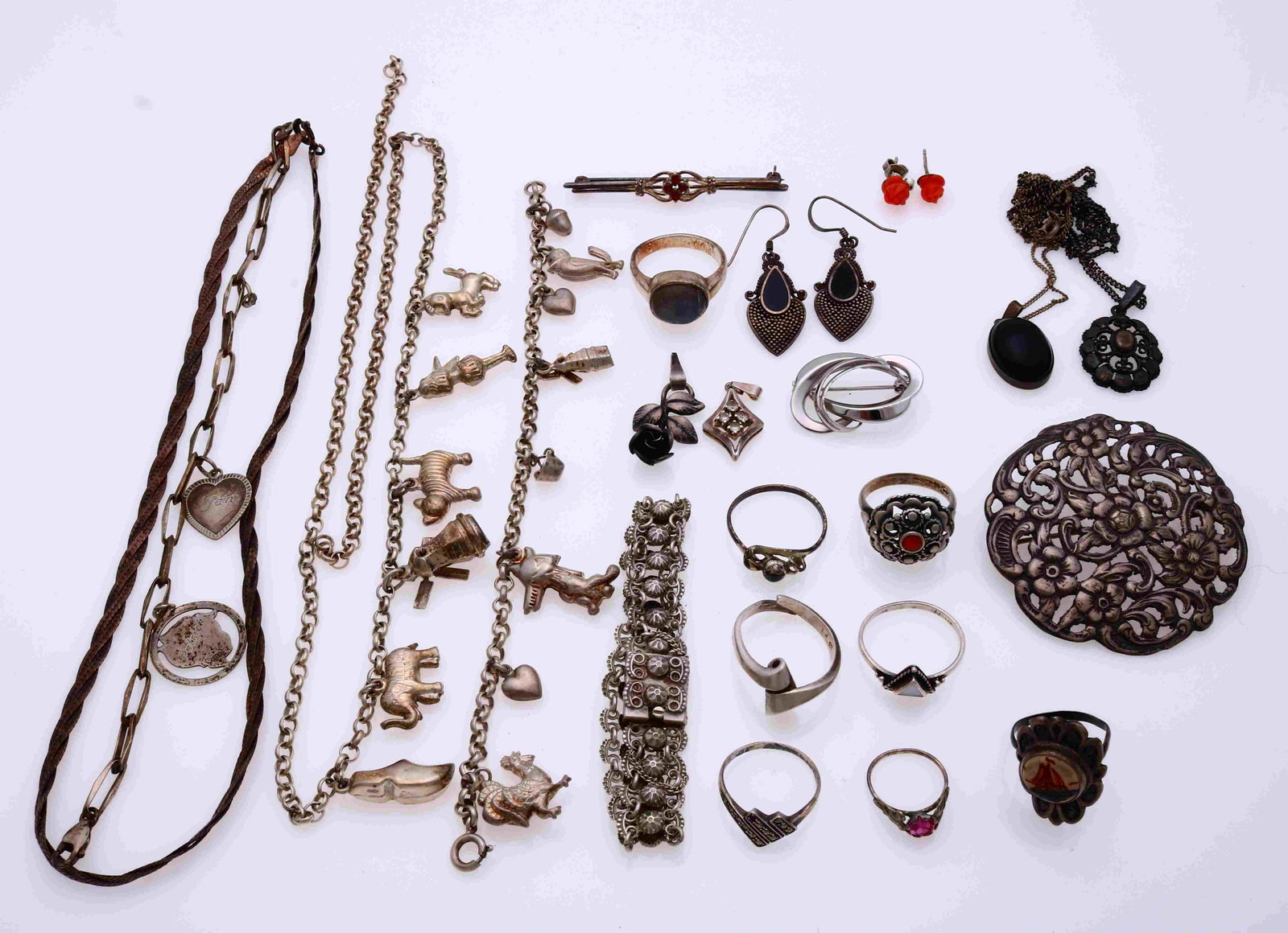 Lot of silver jewelry: Lot of silver jewelery with a bracelet, a charm bracelet and chain, necklace, 2 necklaces with pendants, 2 pendants, 8 rings, 2 pairs of ear studs and 3 brooches. Total about 114 grams. In fair, good 