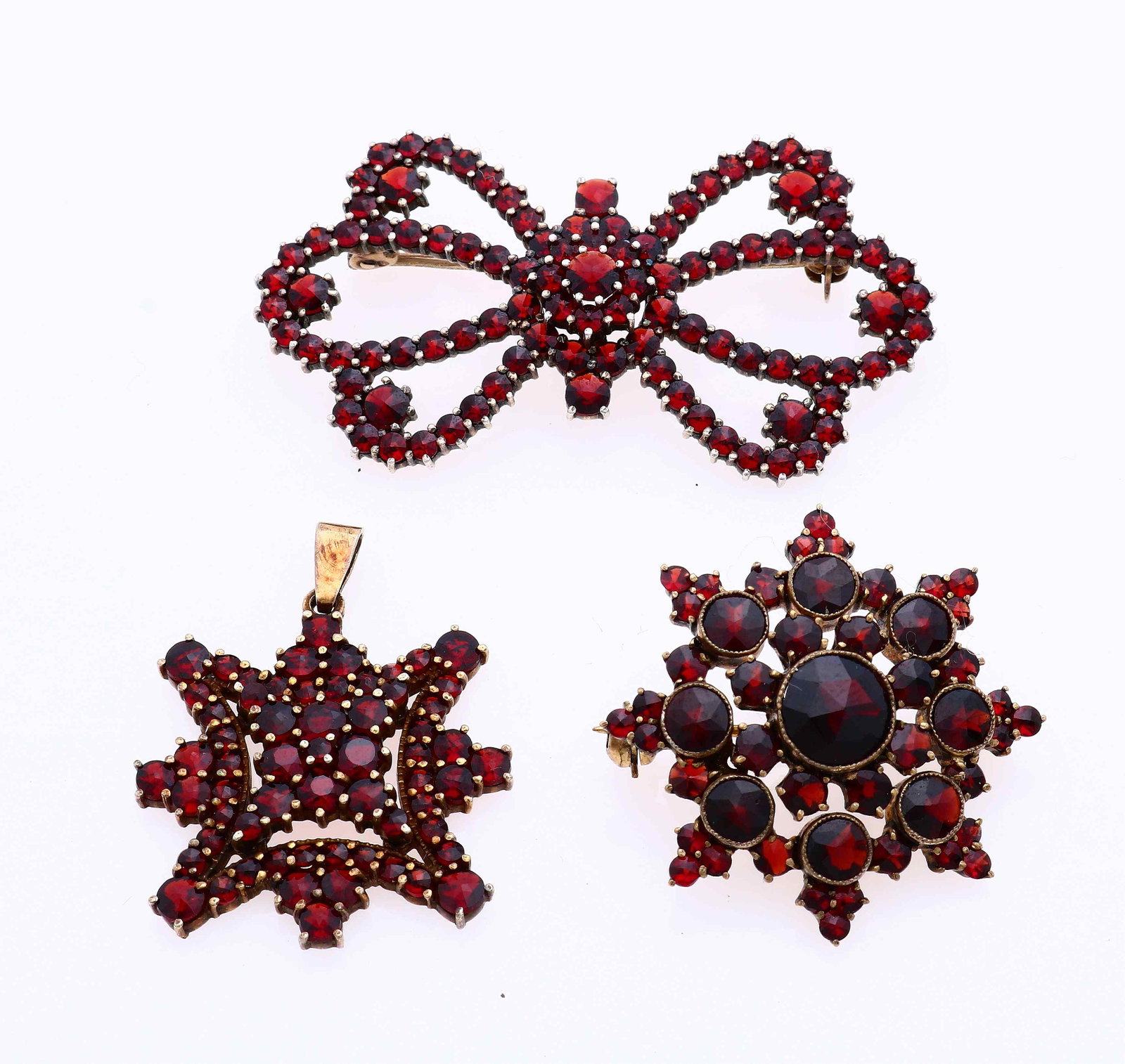 2 Brooches and pendant with grenade: Lot with 2 brooches and a pendant with garnet, Pendant in the shape of a star set with garnet stones, 800/000, a brooch in the form of a bow set with garnets, 800/000 and a brooch in the shape of a fl
