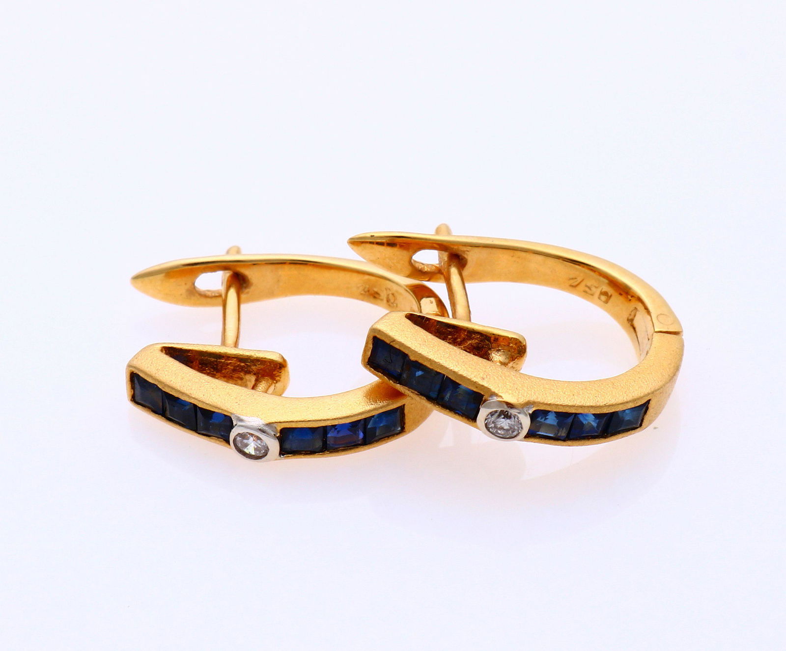 Creoles sapphire and diamond (1 of 1)