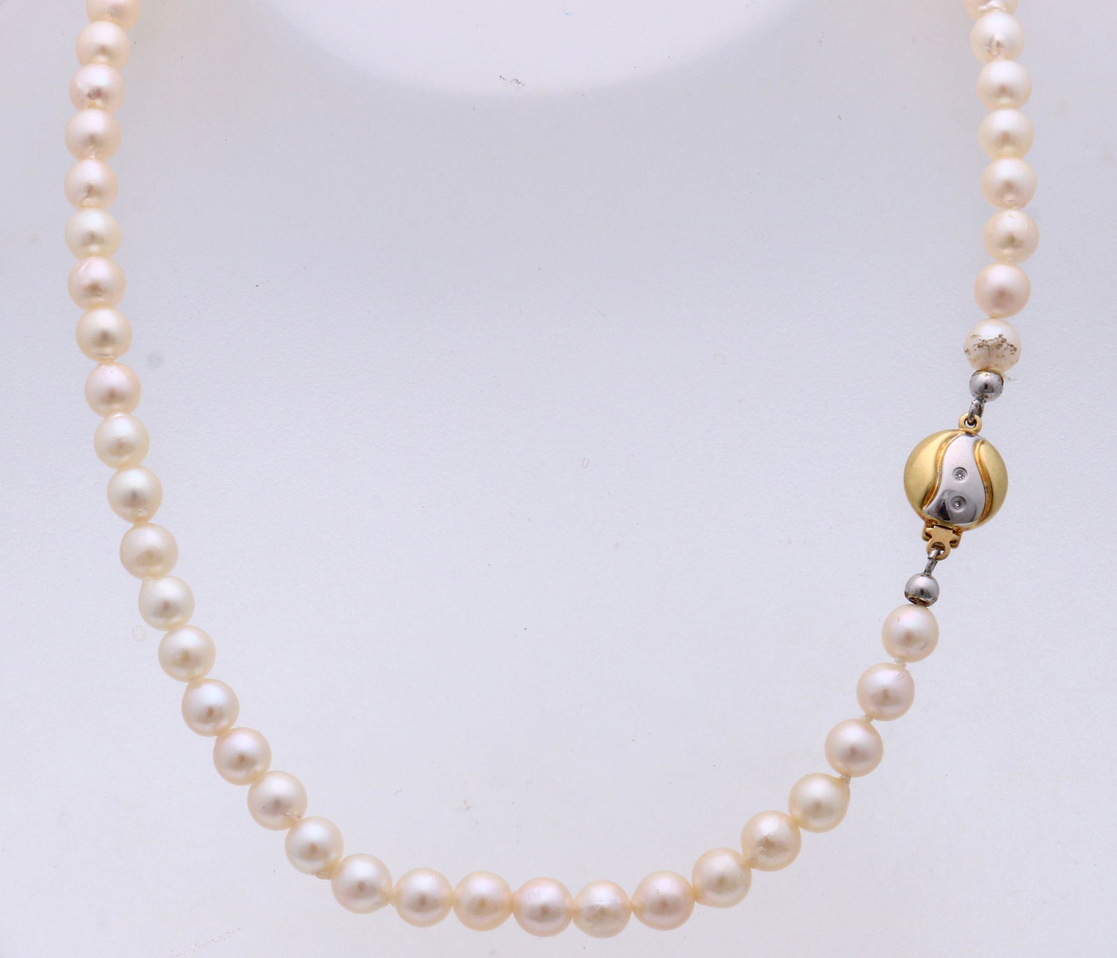 Pearl necklace with gold lock (1 of 1)
