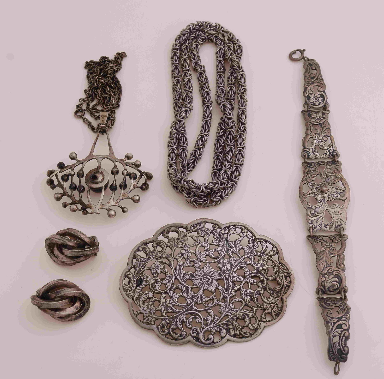 Lot of silver jewelry: Lot of silver jewelery with a Biedermeier style brooch and bracelet, necklace with pendant, ear clips with metal clips, and a round king necklace, some eyes are missing. about 107 grams. In good condi