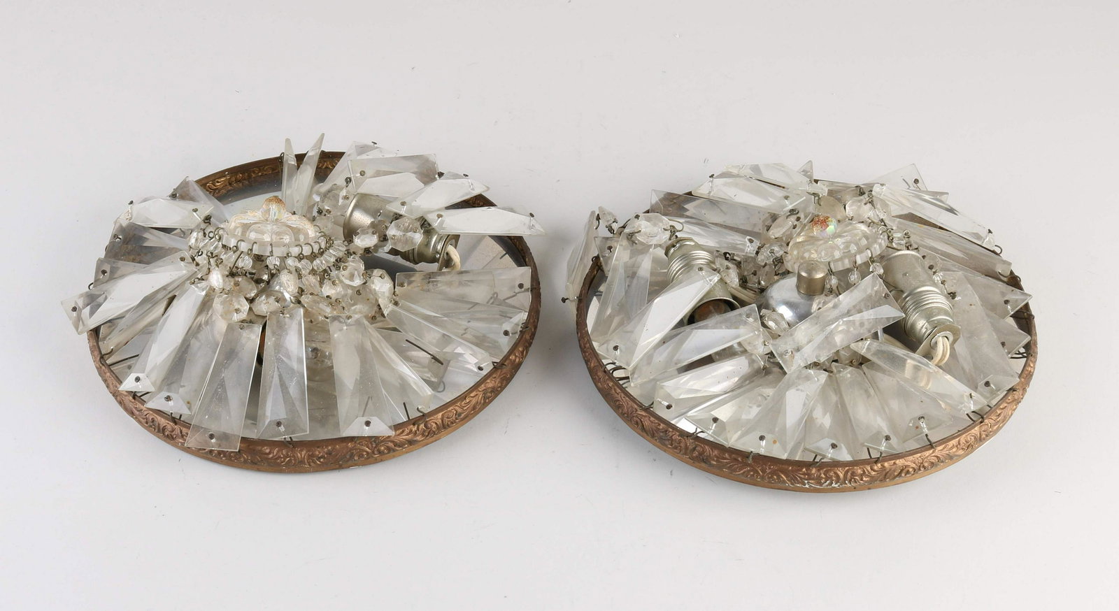 Two ceiling lights Ã˜ 22 cm.: Two ceiling lamps with crystal glass. 20th century. Dimensions: 11 - Ã˜ 22 cm. In good condition.
