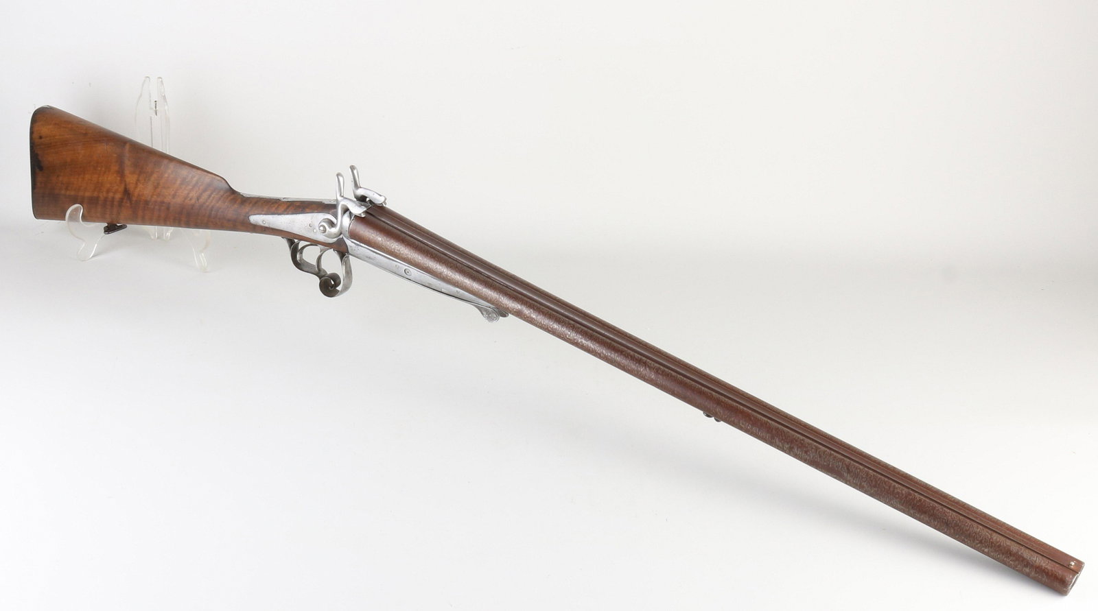 Antique double barrel shotgun, L 108 cm.: Antique double barrel pinfire shotgun. With damask barrel. France. Jules Diconnet, Lyon. Dimensions: L 108 cm. In good condition.