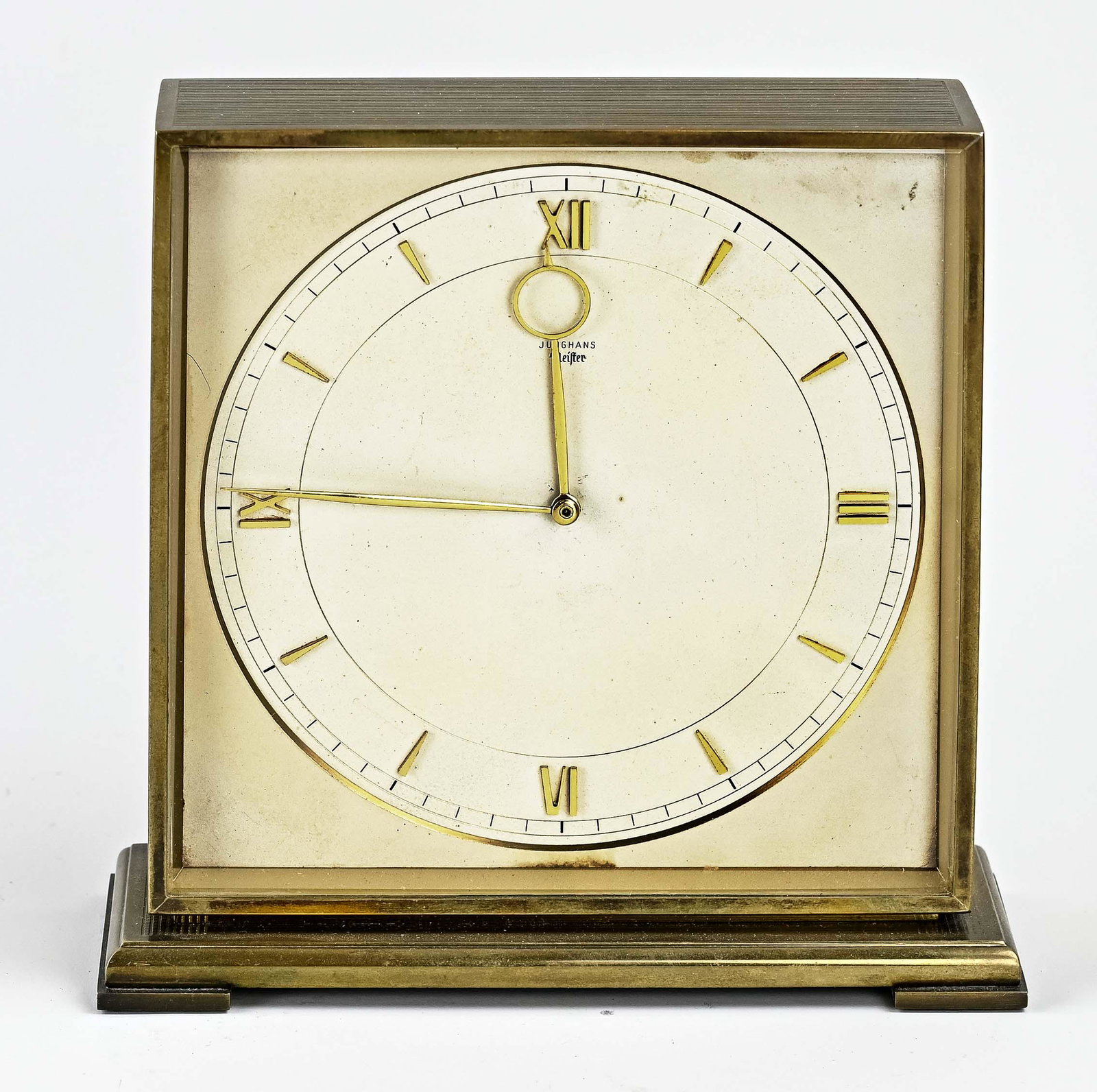 Junghans desk clock: Heavy German Junghans desk clock made of brass. 'Master'. 60s - 70s. Weekly runner with enchappement. Dimensions: 16.5 x 16.5 x 6 cm. In good condition.