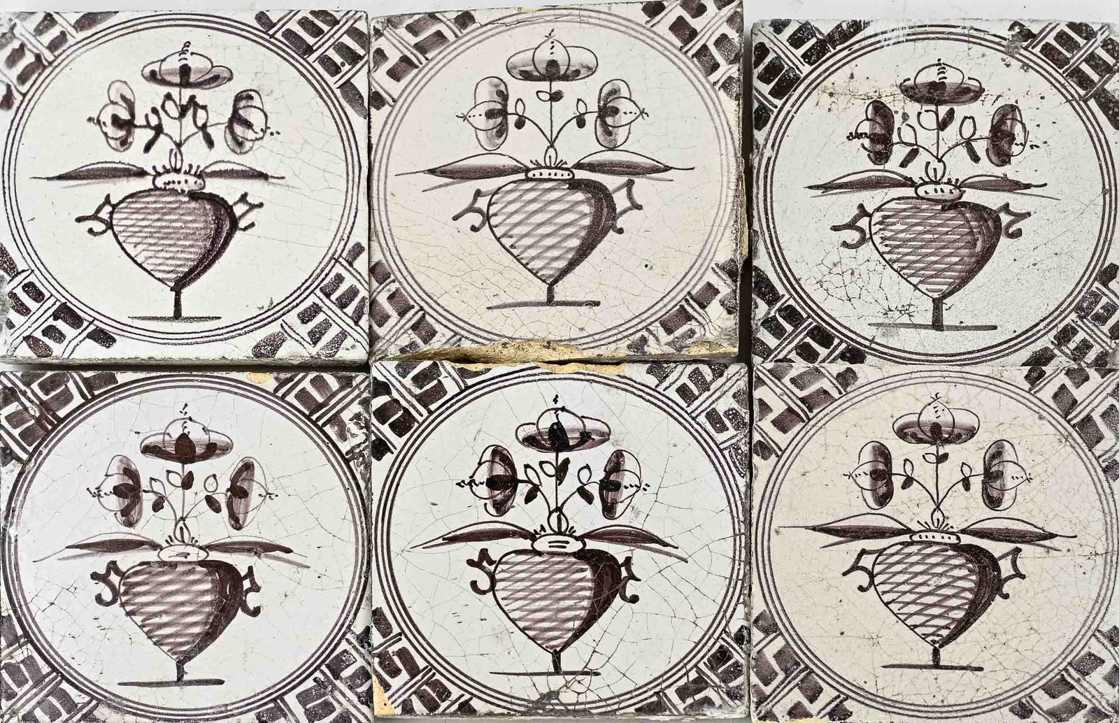 Lot of tiles (33x): Lot of thirty three manganese colored Fayence flower pot tiles. 19th century. Some damage. Dimensions: 13 x 13 cm. In fair/good condition.