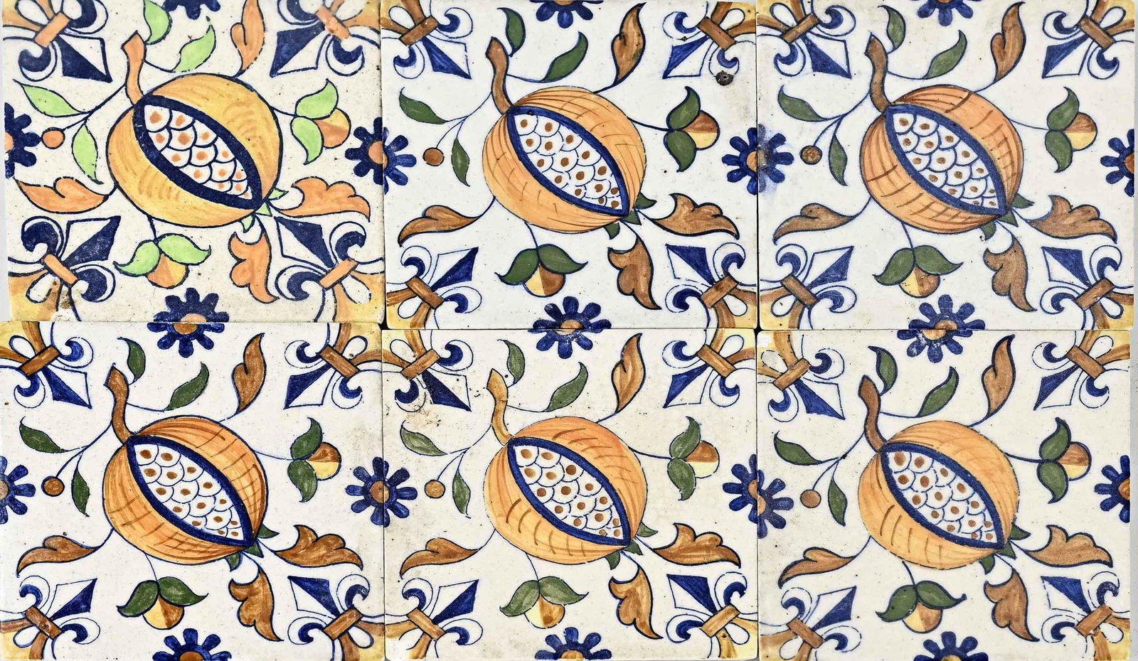 33 Antique tiles (pomegranate): Lot of thirty three antique polychrome Fayence pomegranate tiles. After a 17th century example, but around 1900. Some damage. Dimensions: 13 x 13 cm. Minimal damage. In fair/good condition.