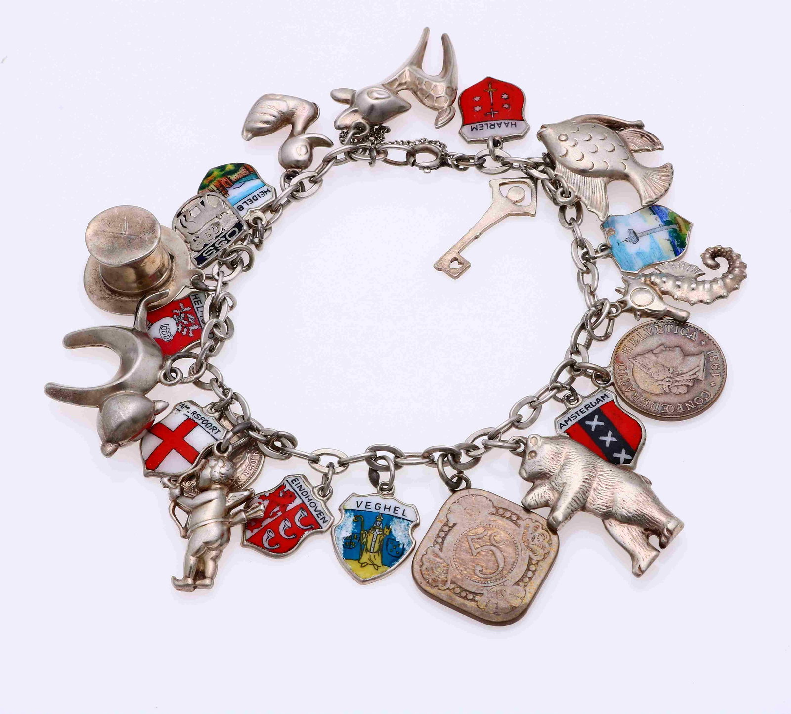 silver charm bracelet: Silver anchor bracelet, 835/000, with 22 charms, with various coins, shields (some no silver), various animals and a hat. 20 cm. total about 38 grams. In good condition