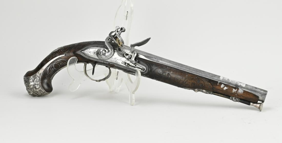 Antique flint gun, L 42 cm.: Special antique flint pistol with silver wire inlay + silver + engravings. St Etienne France. Gerthonbourlieu fils Aines. Circa 1800. Dimensions: L 42 cm. In good condition.