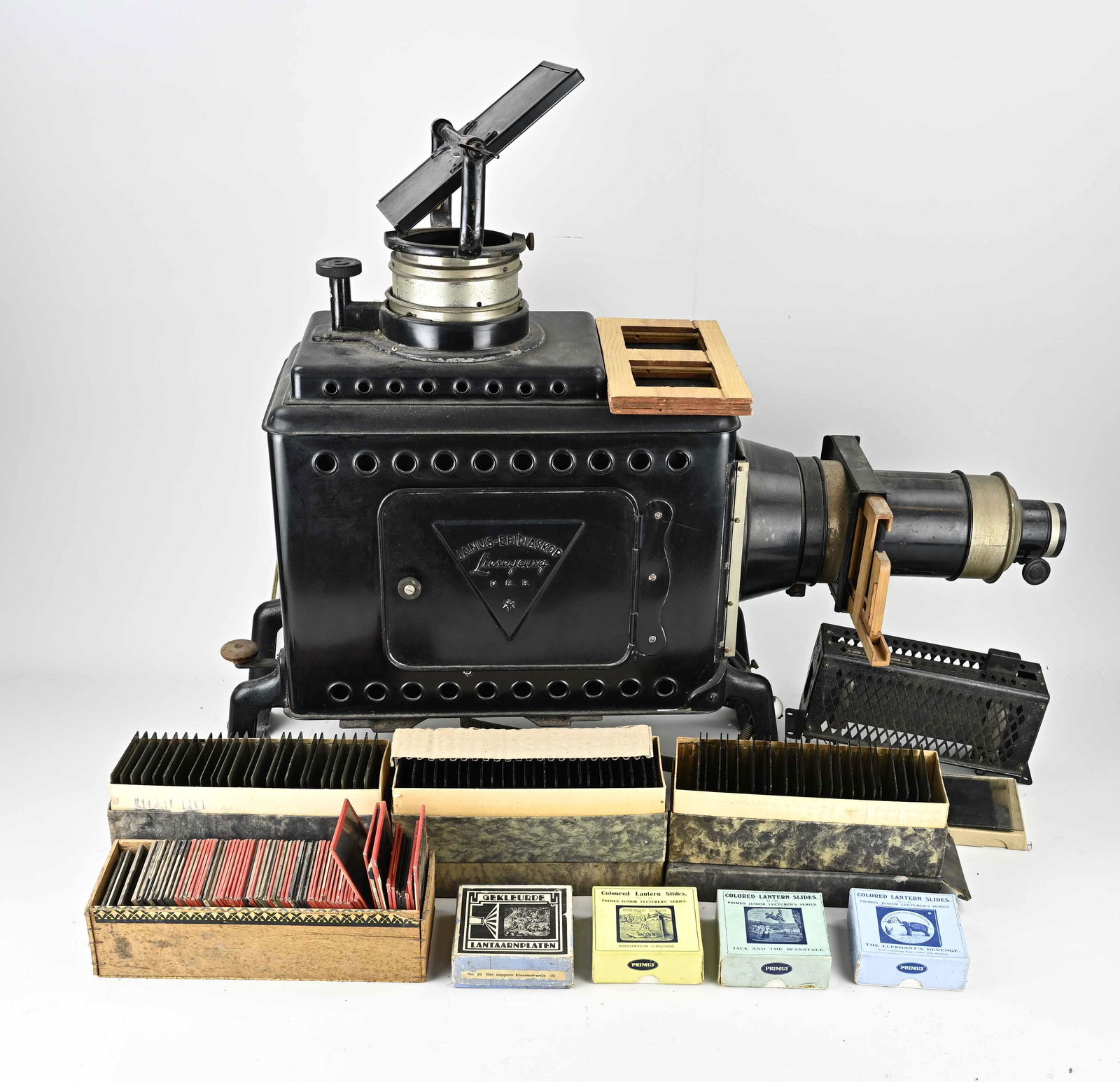 Magic lantern, 1920: Very large antique German magic lantern made of tin. Marked Janus Liesegang with various glass scenes (lantern slides) in large box. Circa 1920. Dimensions: 74 x 86 x 30 cm. In good condition.