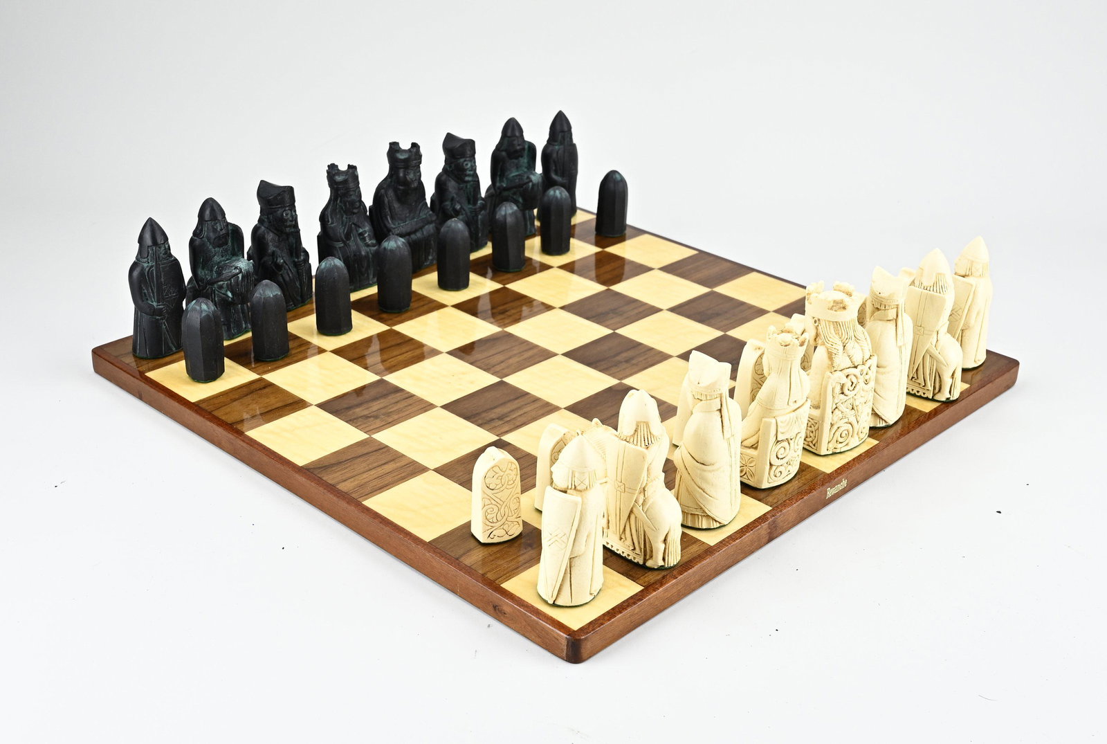Chess game: Old chess game with bone imitation chess pieces. Second half 20th century. Size: 4 - 8 cm. In good condition.