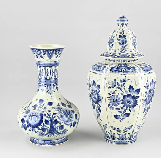 Two antique Delft vases (6230) on Jan 13, 2023 Twents Veilinghuis in