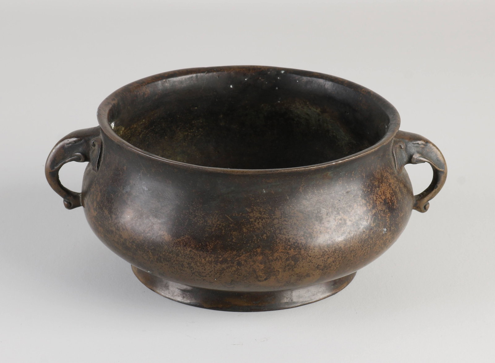 Chinese incense burner Ã˜ 14.5 cm.: Heavy Chinese bronze incense burner with elephant heads and patina. With bottom mark. Dimensions: H 7.5 x Ã˜ 14.5 cm. In good condition.