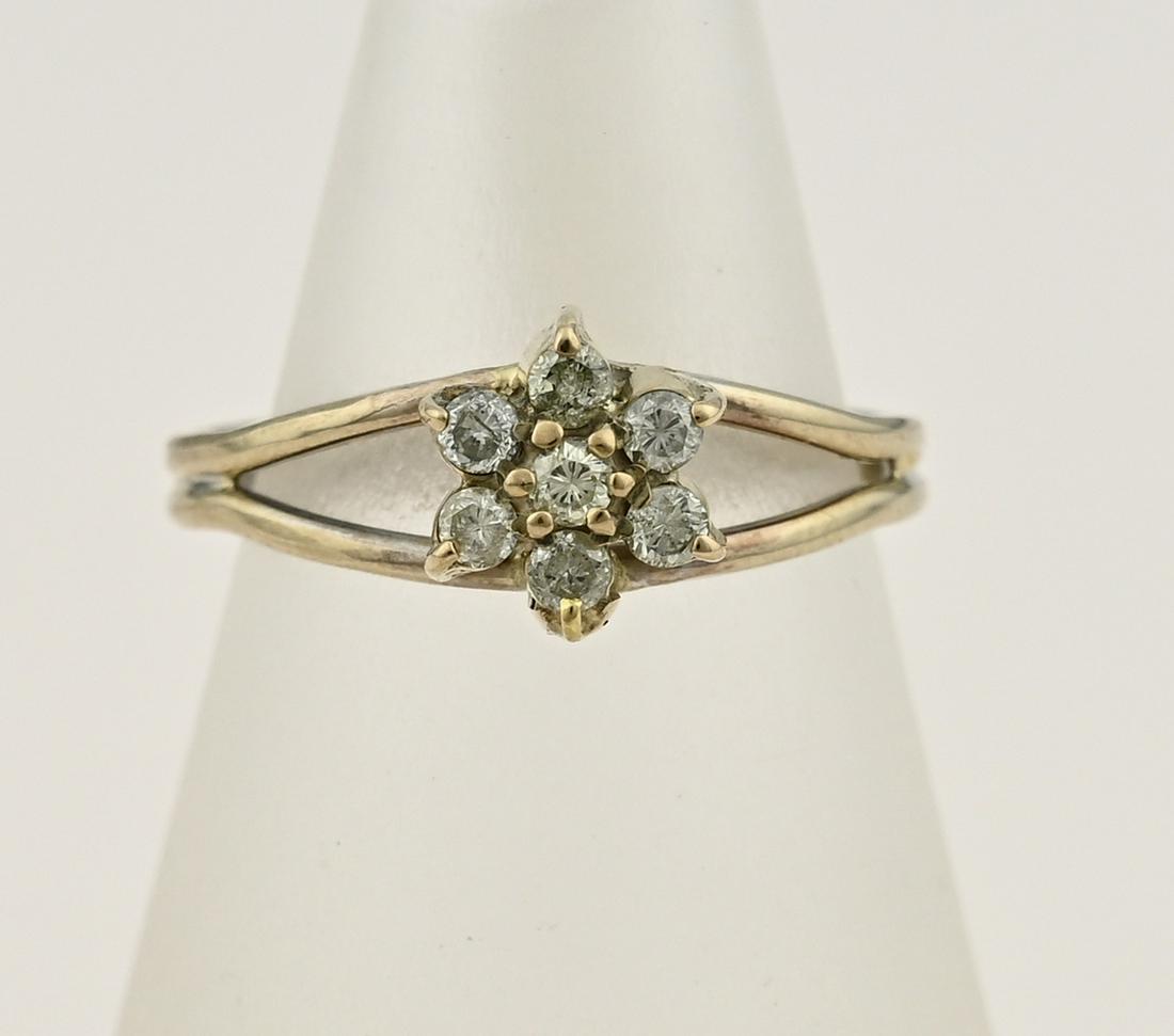 Gold rosette ring with diamond: White gold ring, 750/000, with diamond. Ring with a split band at the top with a flower-shaped rosette set with 7 brilliant cut diamonds, approx. 0.28 ct in total. Head Ã¸ 7.7 mm. Ã¸ 53. approx. 2