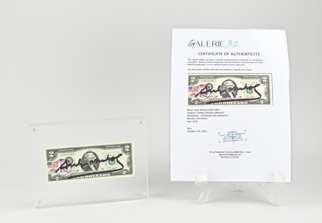 Andy Warhol, Two dollar bill + stamp: Signed 2 Dollar bill + stamp by Andy Warhol. 1976. In PVC + valuation report. Size: 15 x 20 x 2 cm. In good condition.