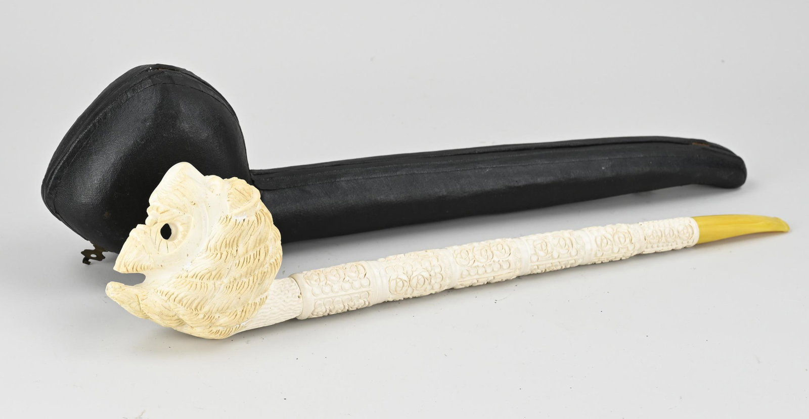 Meerschaum pipe + case: Very large meerschaum tobacco pipe with lion's head + case. 20th century. Size: L 42 cm. In good condition.