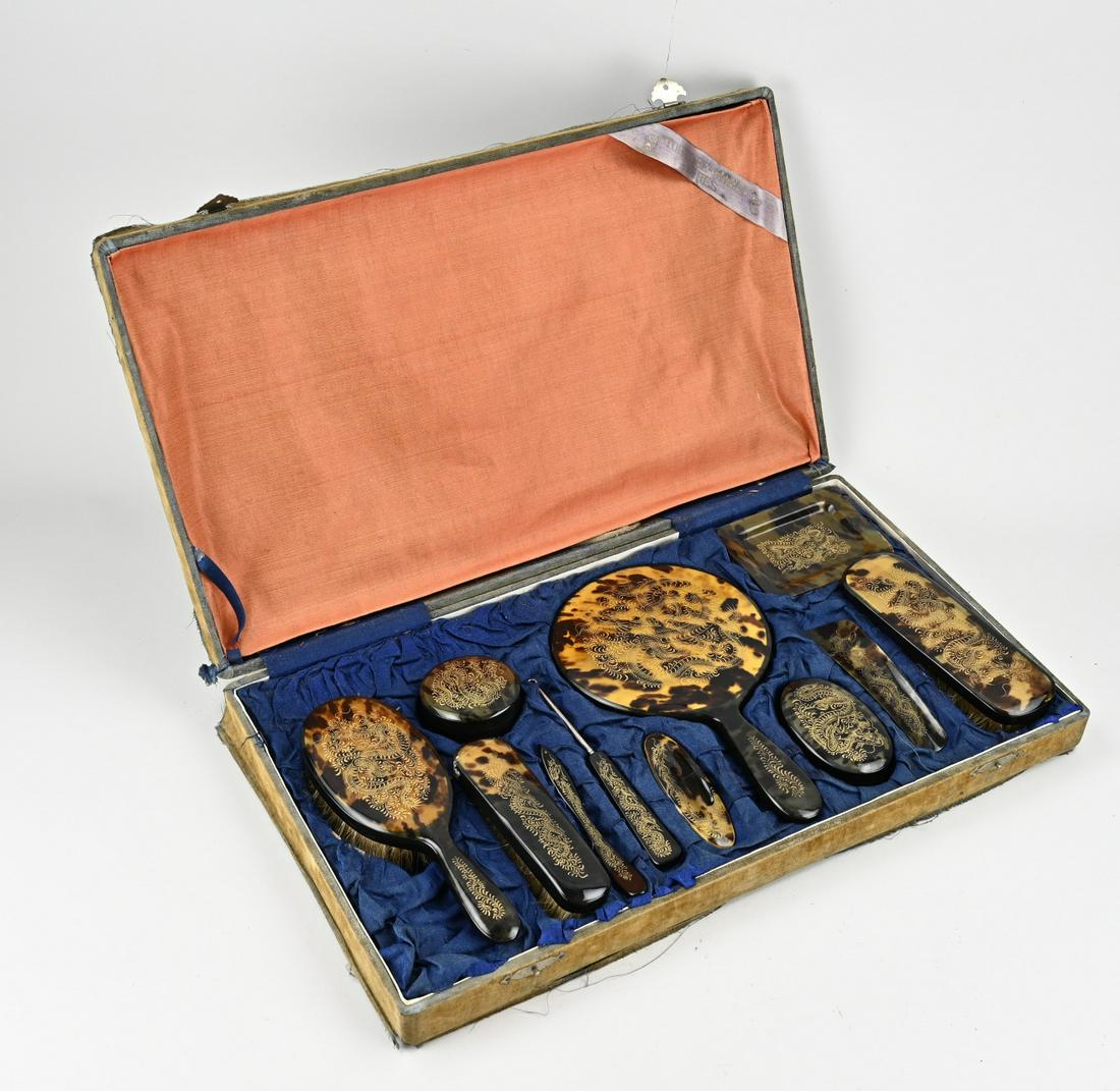 Brush set in box: 11-piece turtle imitation brush set in original box. Circa 1920. Dimensions: 31 x 51 x 7 cm. In good condition.