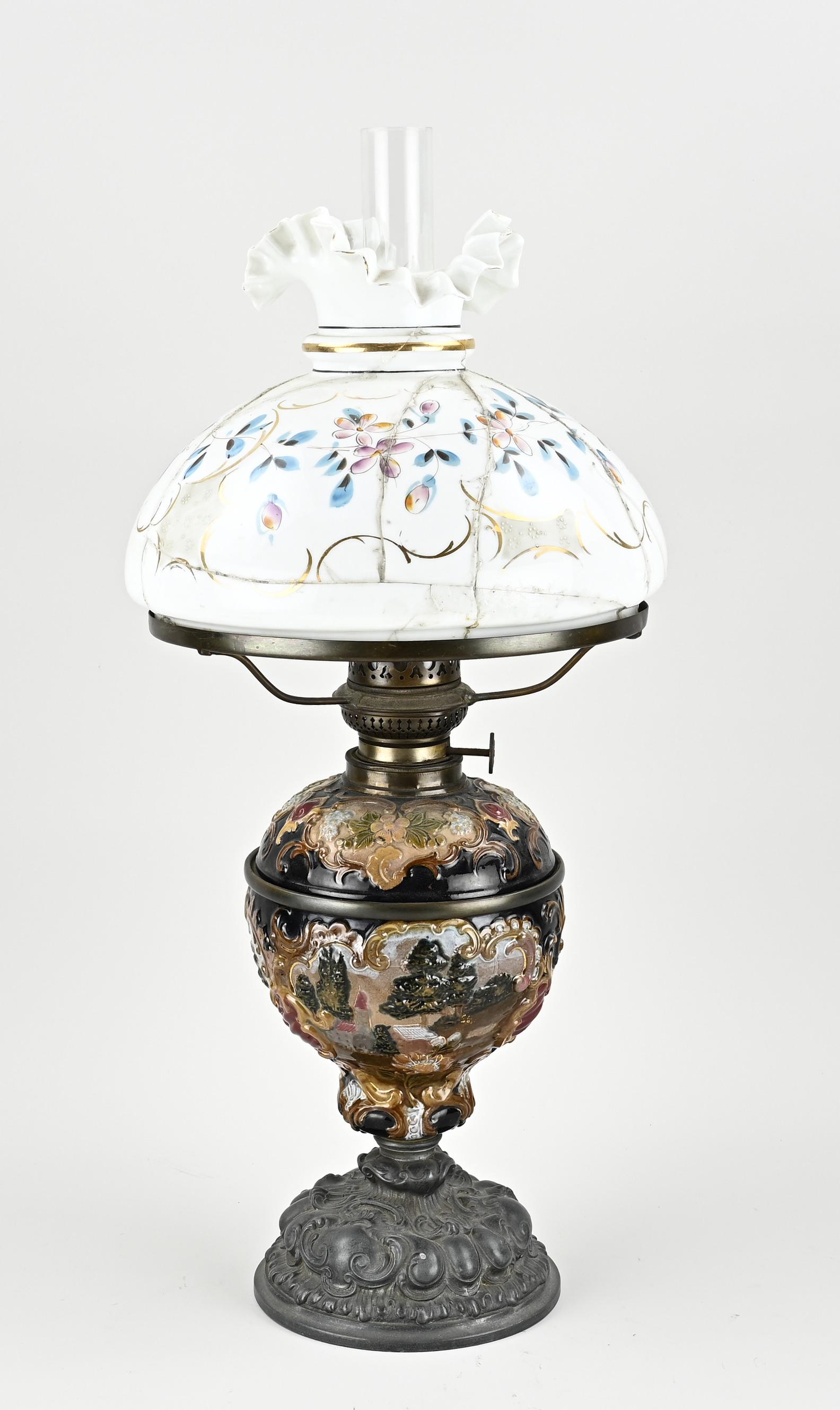 Majolica kerosene lamp, H 58 cm.: 19th century majolica kerosene lamp with flowered shade. Hood glued. Dimensions: H 58 cm. In decent shape.