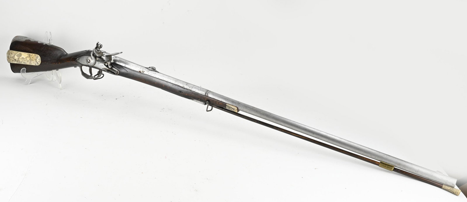 German flint shotgun, L 144 cm.: 18th Century German flintlock muzzle loader shotgun with bone ornaments + engraving. Size: L 144 cm. In good complete condition.