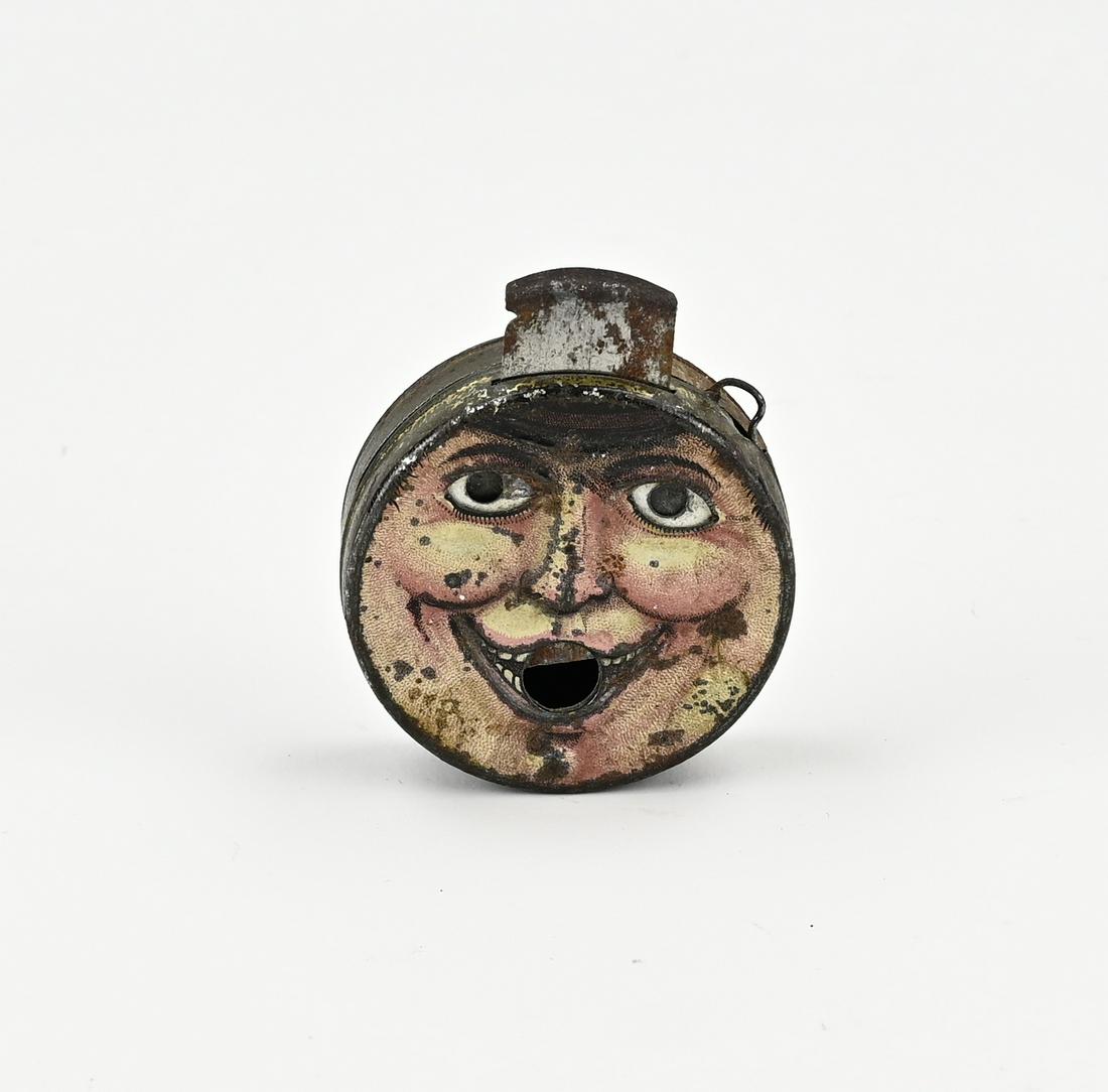 Antique cigar cutter, 1930: Antique German lithographed tin cigarillo cutter with face. Circa 1930. Light oxidation. Moving eyes. Size: Ã˜ 4.5 cm. In fair/good condition.