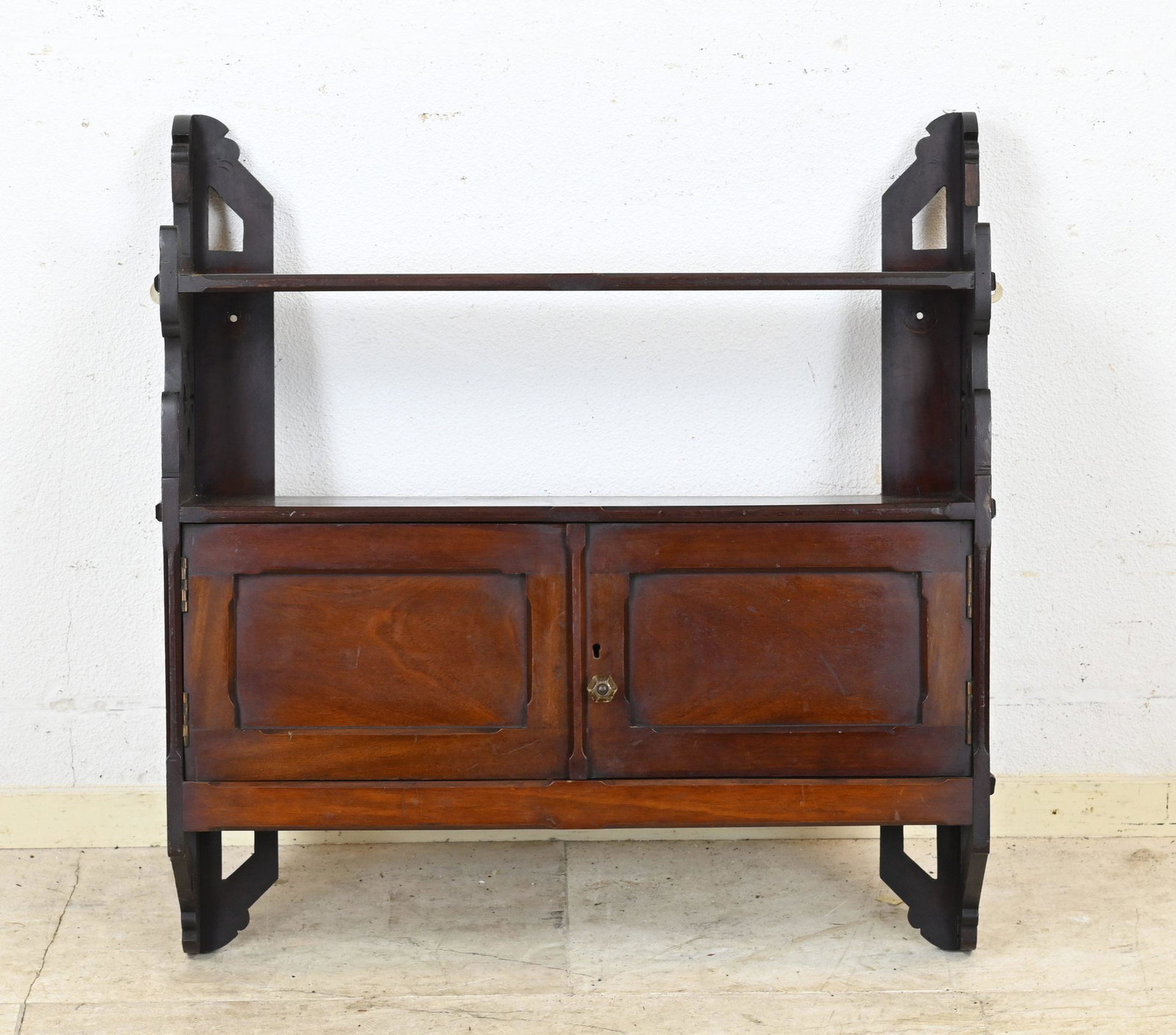 English wall cabinet, 1900: Antique English mahogany wall cabinet with shelf and two doors. Arts & Crafts. Circa 1900. Dimensions: 73 x 70 x 70 cm. In good condition.