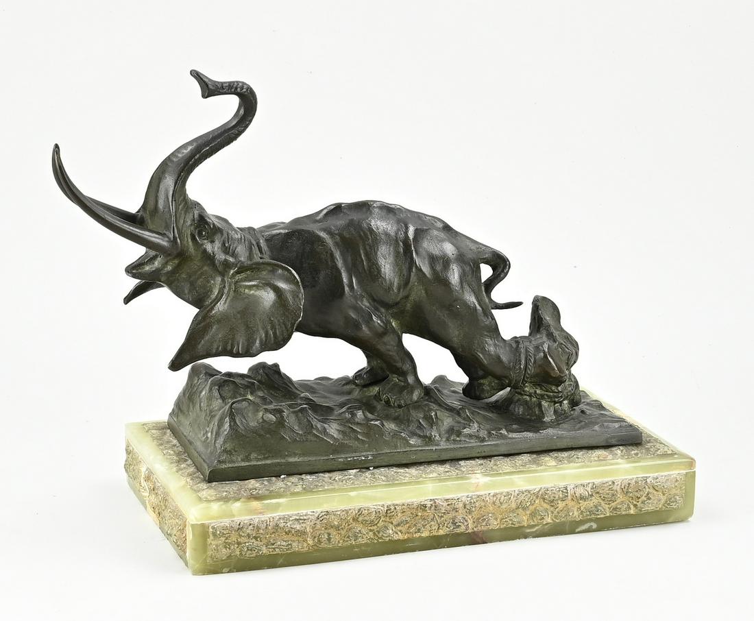 Bronze elephant: Antique bronze elephant on onyx base. By S. Norga. Sylvain Norga, 1892 - 1968. Dimensions: 29 x 37 x 17 cm. In good condition.