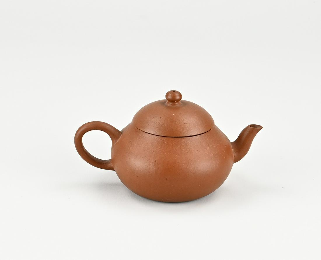 Chinese yixing teapot Ã˜ 7.5 cm. (1 of 3)