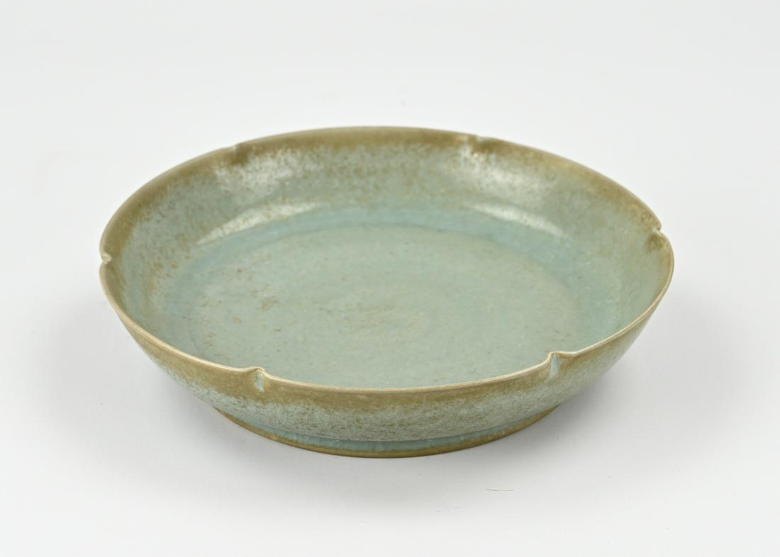 Chinese water bowl Ã˜ 19.5 cm.: Chinese porcelain celadon water bowl with green crackle glaze + zippered bottom mark. Dimensions: H 4.5 x Ã˜ 19.5 cm. In good condition.