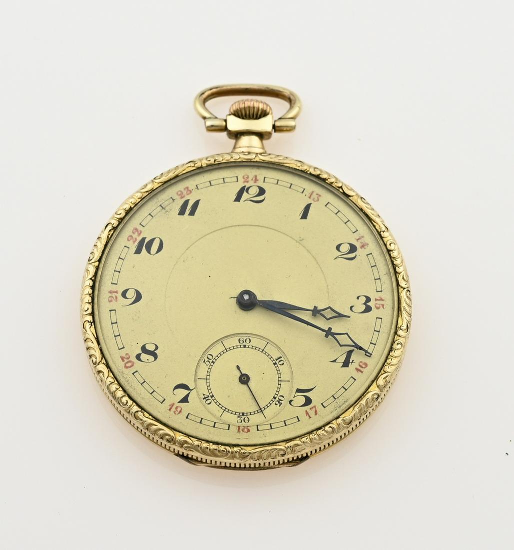Gold-plated pocket watch: Gold-plated pocket watch, with a gold-coloured dial with black indexes and a decentralized second hand. The watch has a tooled edge. The back has a line decor and a shield engraving. Ã¸ 48mm. Workin