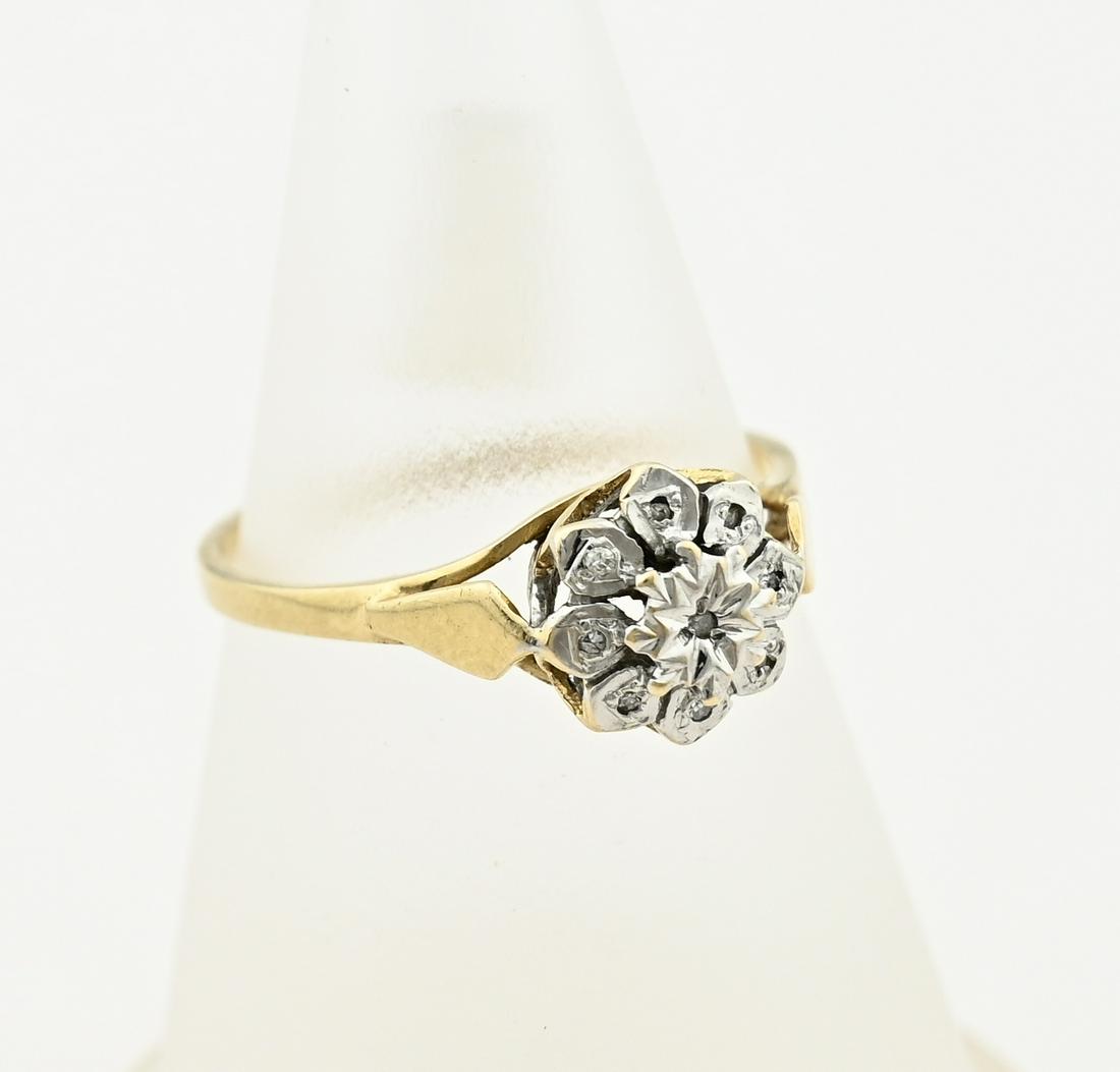 Gold rosette ring with diamond: Yellow gold rosette ring, 585/000, with diamond. Ring with a white gold flower-shaped rosette set with 9 small diamonds. Ã¸ head 9 mm. Ã¸ 57. approx. 2.2 grams. In good condition.