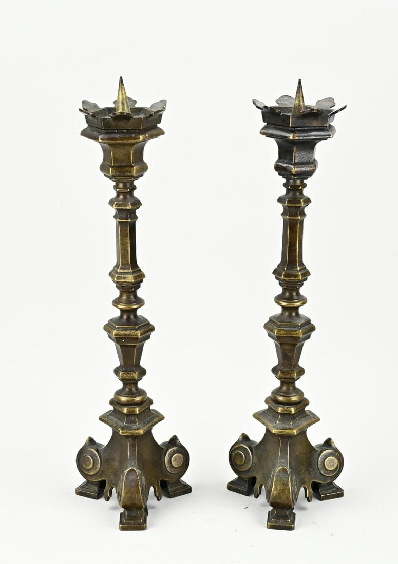 2x Bronze candlestick, H 42 cm.: Two neo-gothic bronze candlesticks. 20th century. Size: H 42 cm. In good condition.