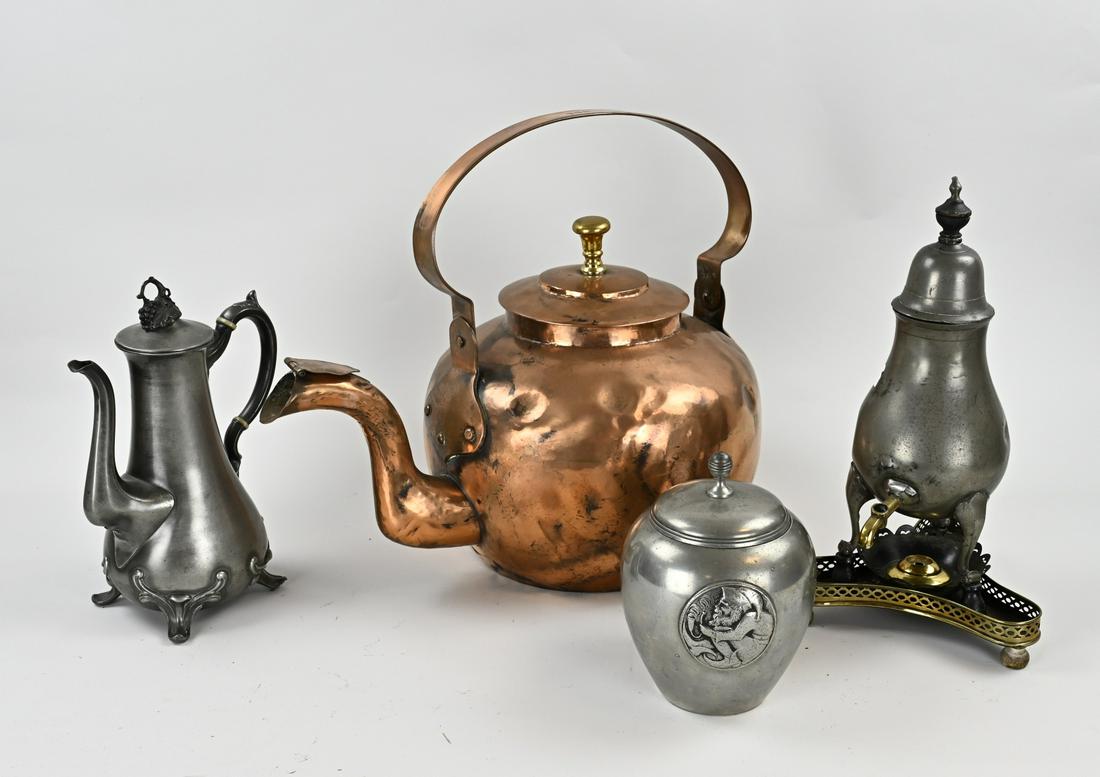 Lot copper/tin (4x): Four parts of antique copper/tin. 1x Very large 19th century apple kettle. 1x Tap jug. 1x Lid box Tiel with gnome and monogram. 1x coffee pot, England. Size: 17 - 46 cm. In fair/good condition.